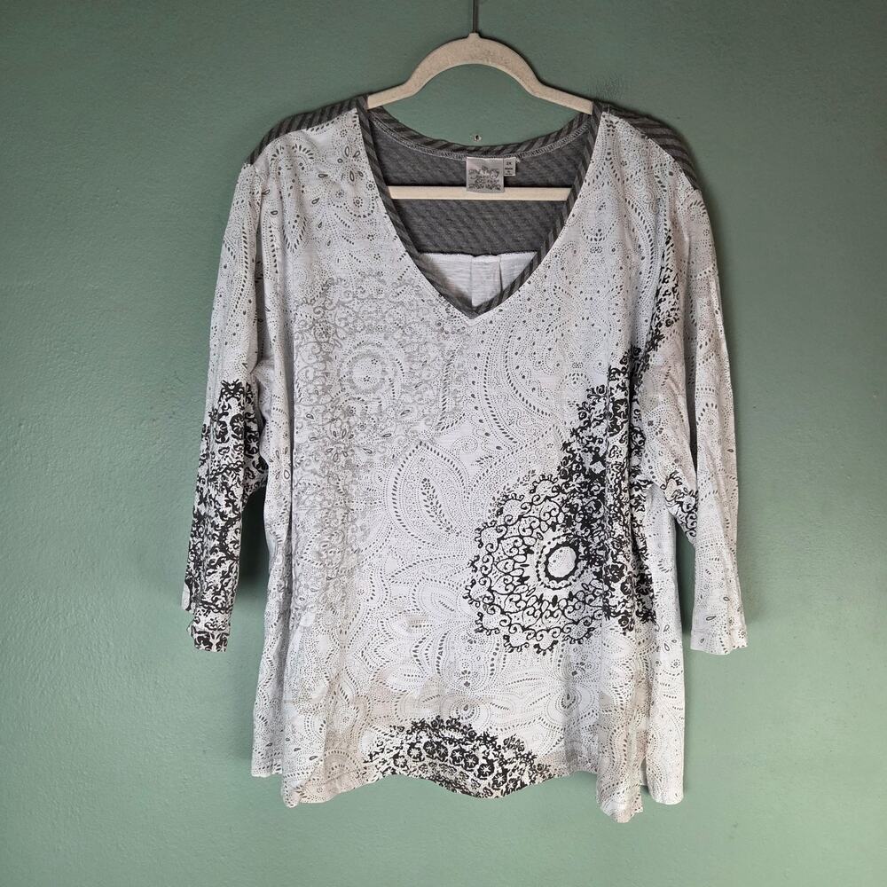 Parsley & Sage Womens 2X White Gray Abstract Pattern VNeck Top Artsy